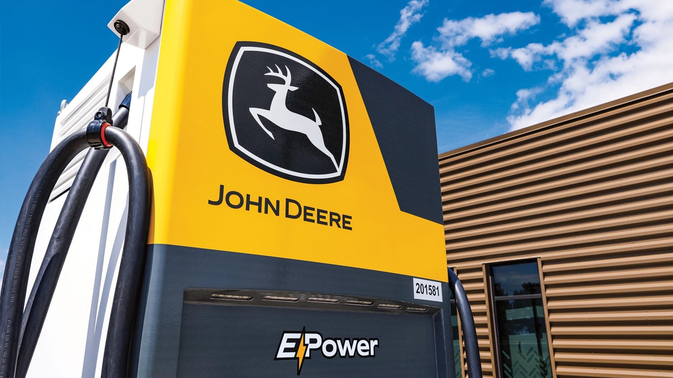 Lähikuva John Deere E-Power -koneen latausasemasta