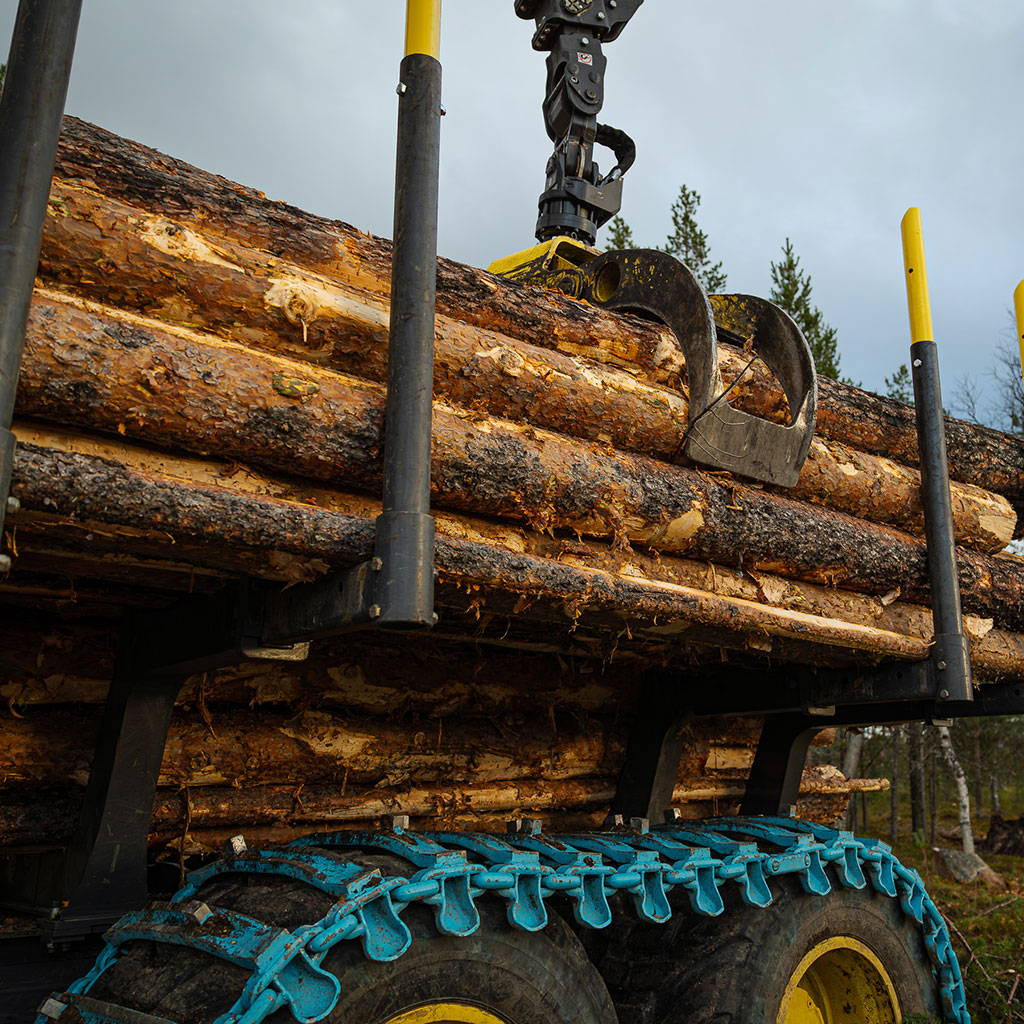 Kuormatraktori 1610G kuljettamassa tukkeja