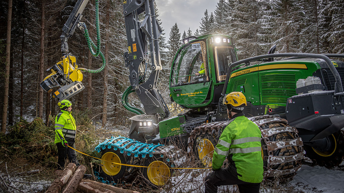 Metsäkone metsässä