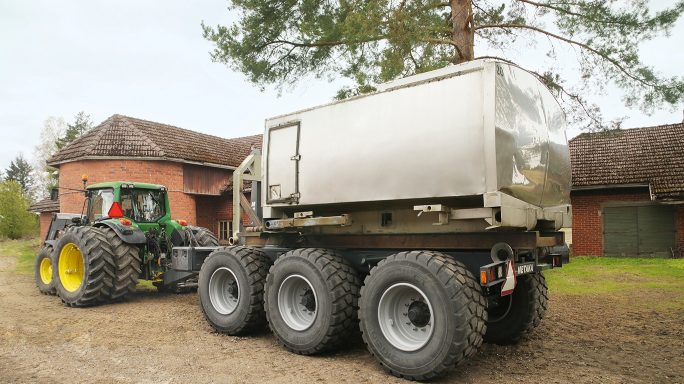 Tilan ainoa traktori on John Deere 6430 Premium, vuosimallia 2011.