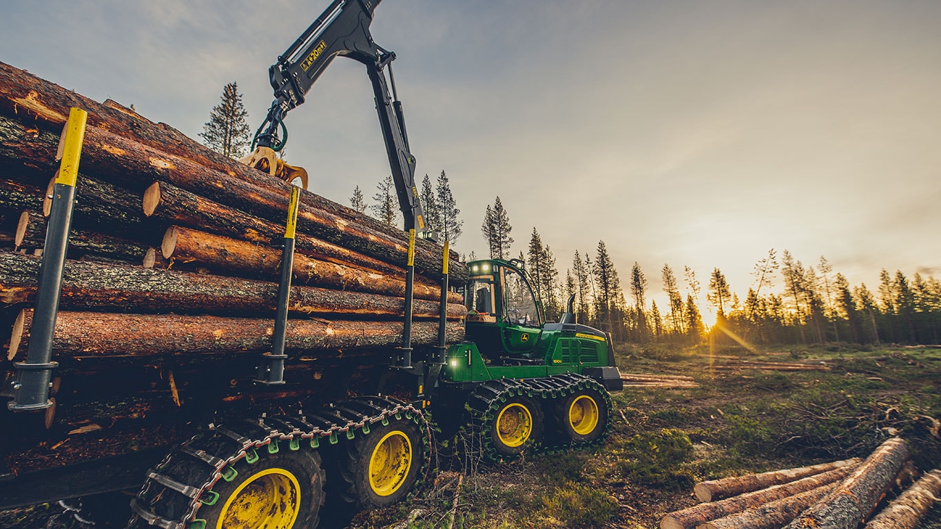 John Deere kuormakone metsässä