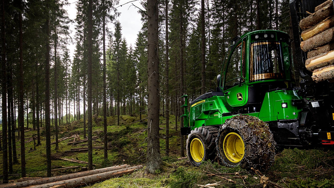 Kuormatraktori metsässä
