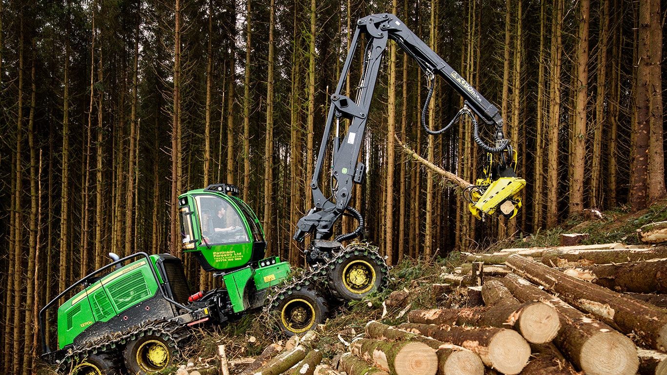 1270G 8-pyöräinen harvesteri työskentelee Skotlannin jyrkillä rinteillä.