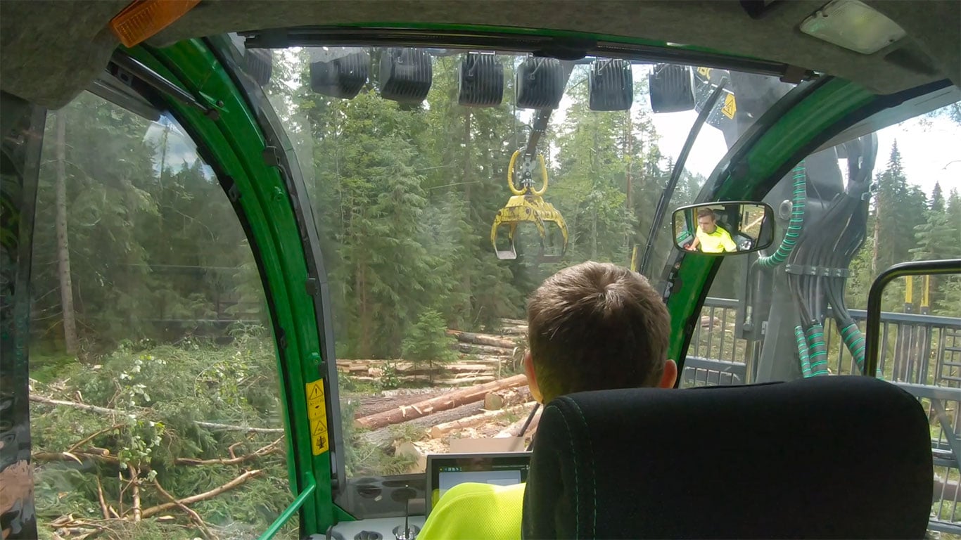 John Deere metsäkoneen ohjaamo