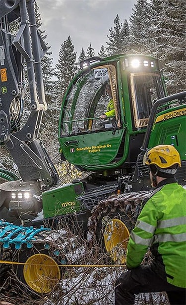 Koneen käyttöönottokoulutusta metsässä