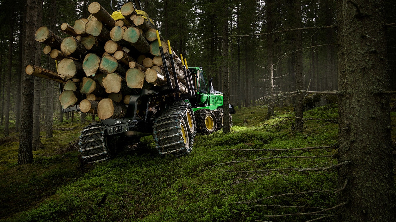 John Deere 1510G -metsäkone vie pöllikuormaa metsässä