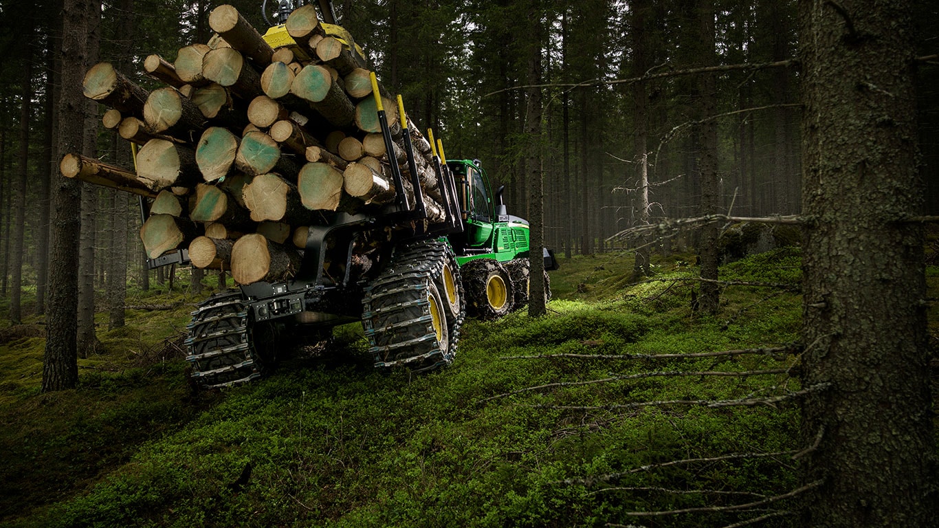 John Deere 1510G -metsäkone vie pöllikuormaa metsässä