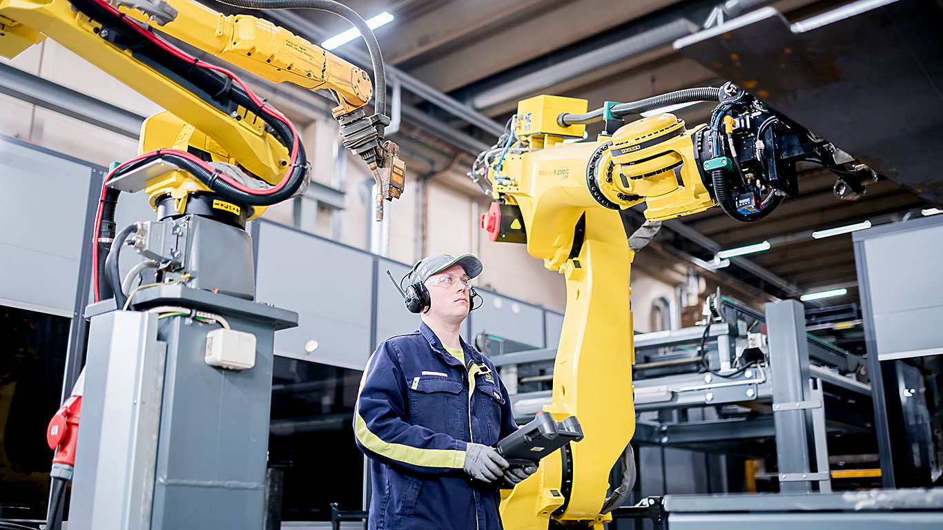 Jarkko Tuononen ohjaa robottia tehtaalla
