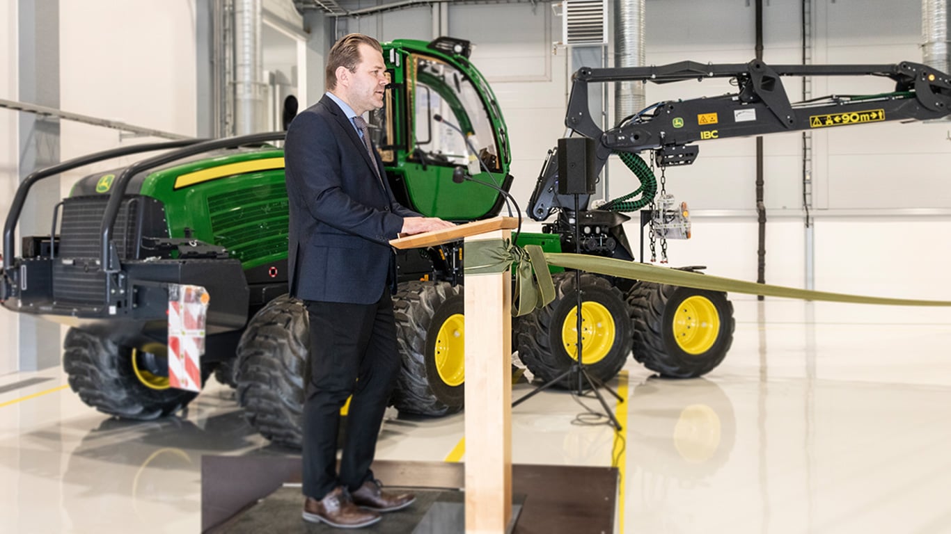 Joensuun metsäkonetehtaan johtaja Janne Haapasalo ja taustalla John Deere 1170G harvesteri