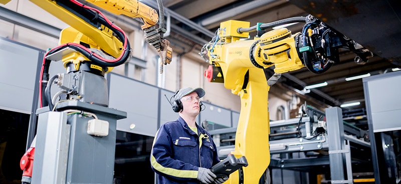 Hitsaaja Jarkko Tuononen varmistaa hitsausrobotin liikeradat.