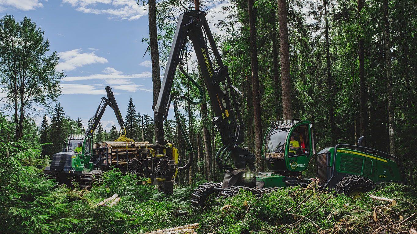 Metsäkoneita metsässä