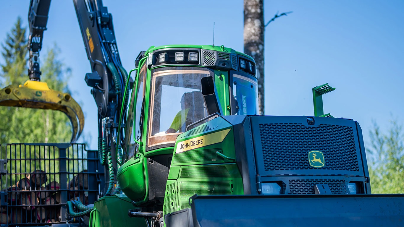 John Deere -metsäkone työssä