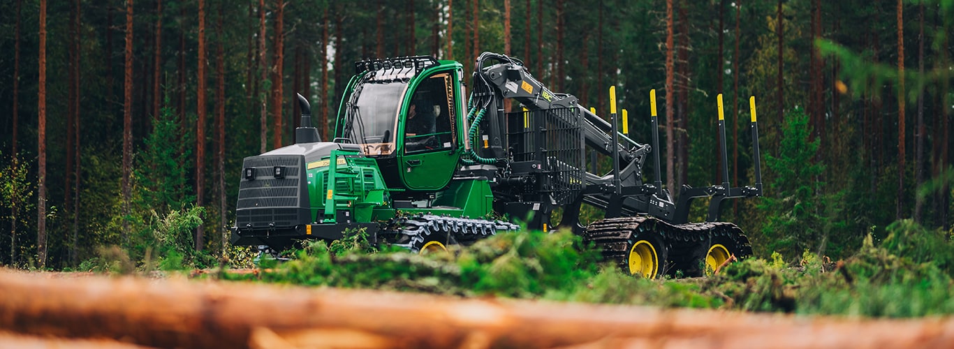 John Deere forwarder with grapple