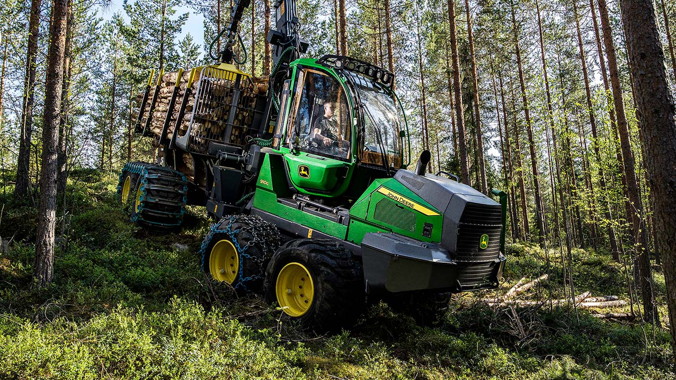 John Deere 910G ajaa metsässä