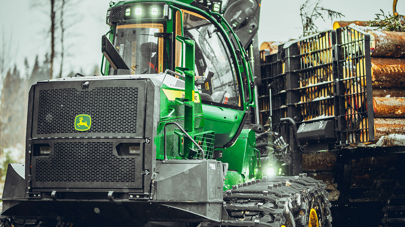 John Deere -kuormatraktori metsässä