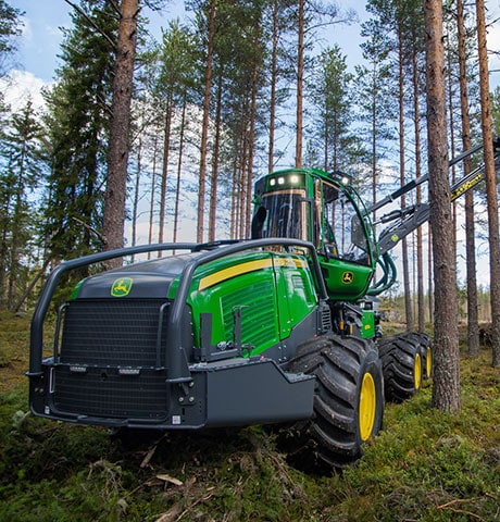 John Deere -harvesteri metsässä