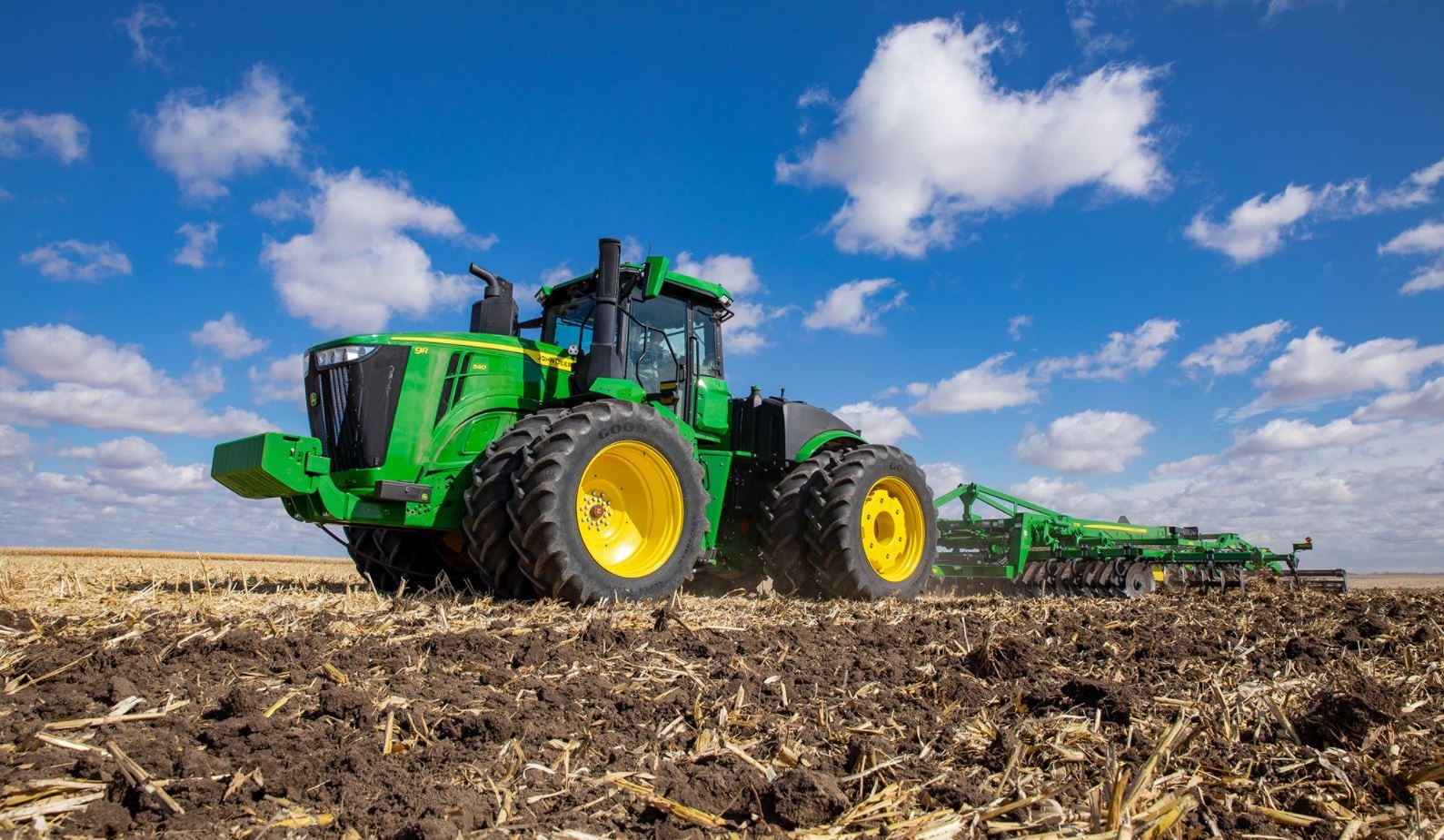 John Deeren uudet 9-sarjan traktorit