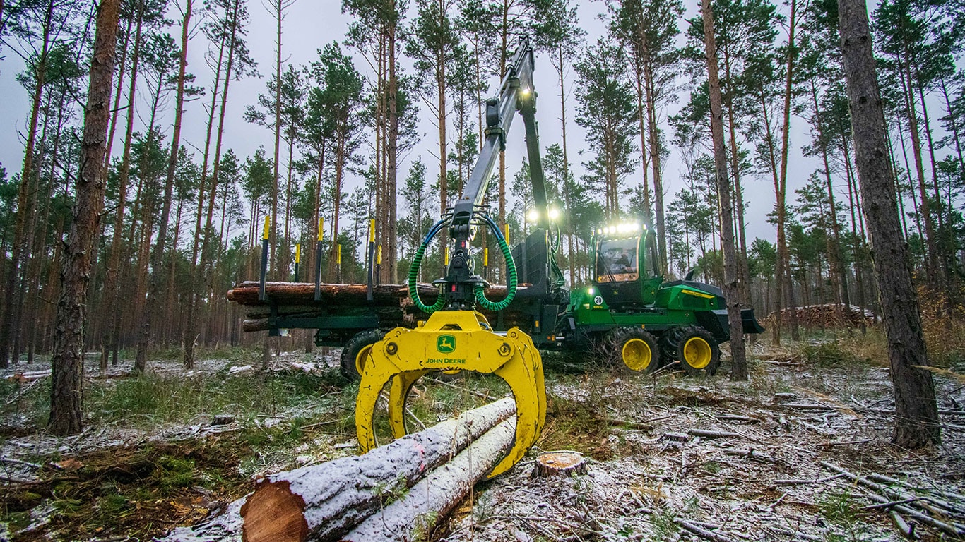 John Deere forwarder with grapple