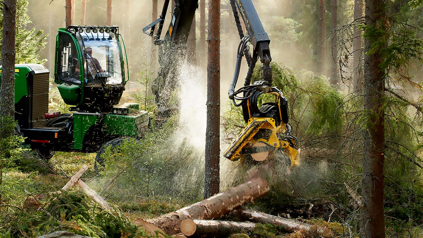 Harvesteri työssä metsässä