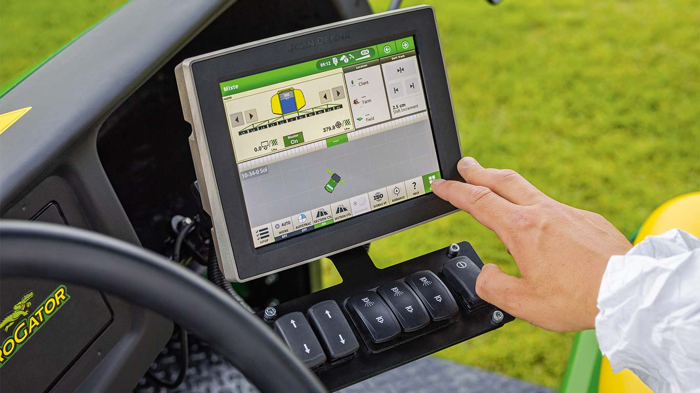 Golfkentänhoitaja käyttää John Deere -leikkurin näyttöä koneen säätämisessä nykyiseen tehtävään sopivaksi.