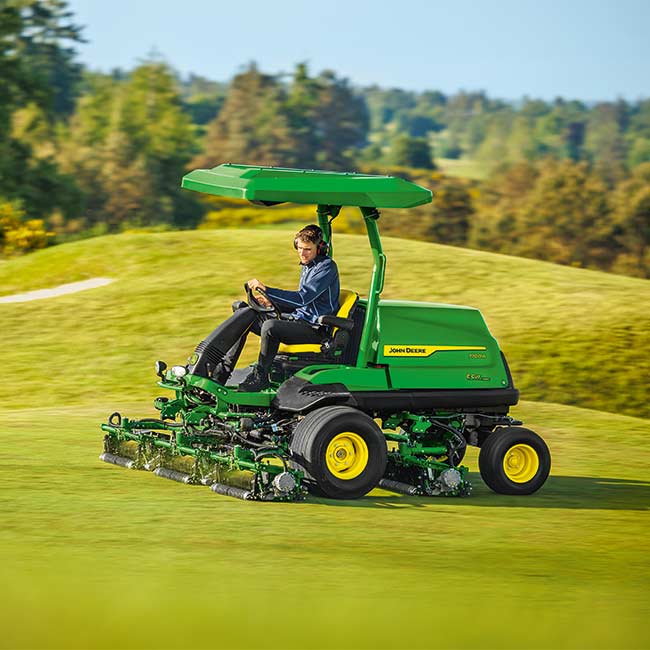 Golfkentänhoitaja työskentelee nurmialueella John Deere -väyläleikkurilla
