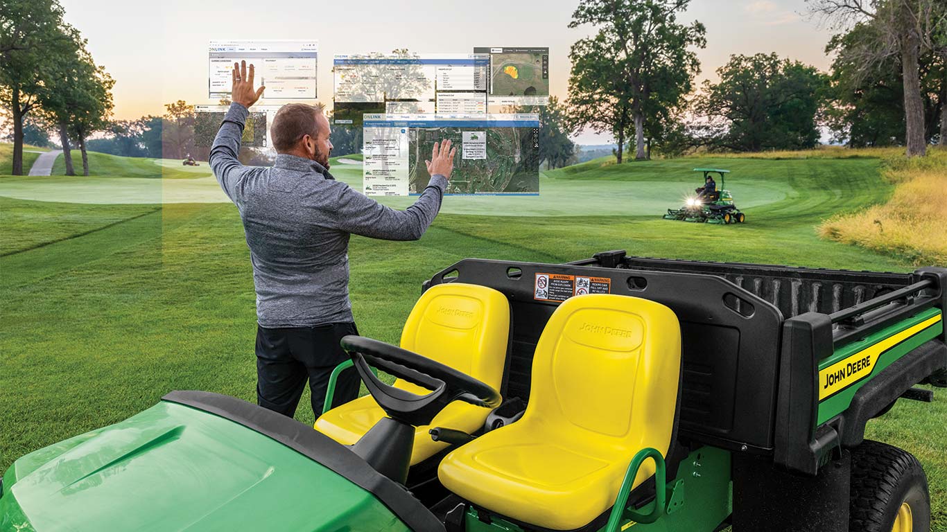 Golfkentänhoitaja käyttää golfkentällä kuvitteellisia älykkäitä golfkentän hoidon näyttöjä.