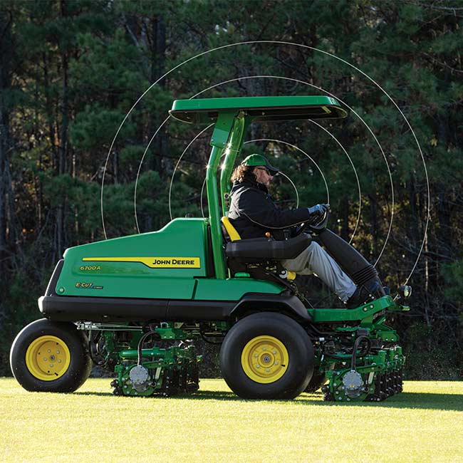 Golfkentänhoitaja työskentelee nurmialueella John Deere -väyläleikkurilla ja käyttää yhdistettävää teknologiaa.