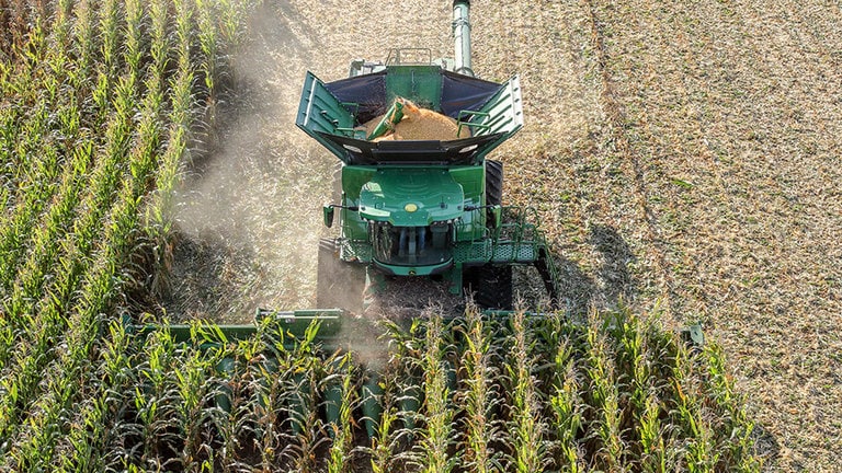 John Deere X-sarjan leikkuupuimuri korjaa maissisatoa