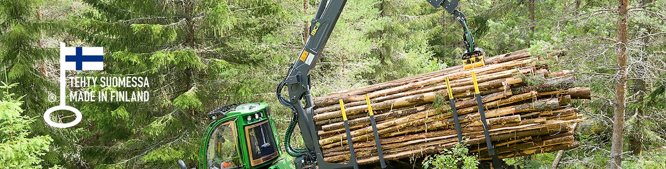 John Deere 1010G vie puuta metsässä