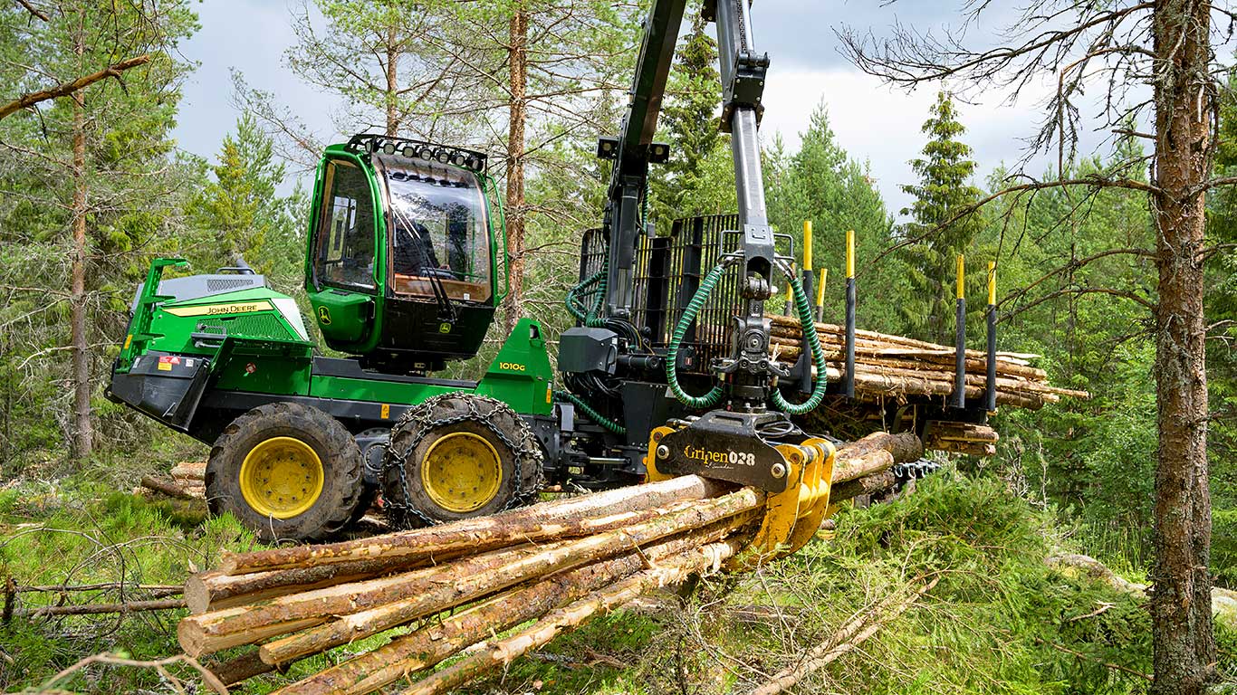 John Deere 1010G tekee kuormaa
