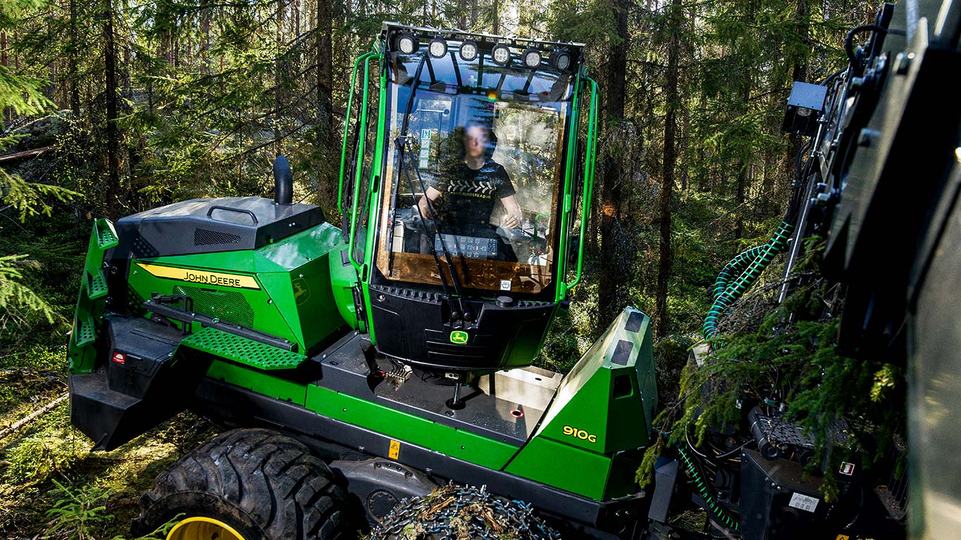 John Deere 910G ohjaamo