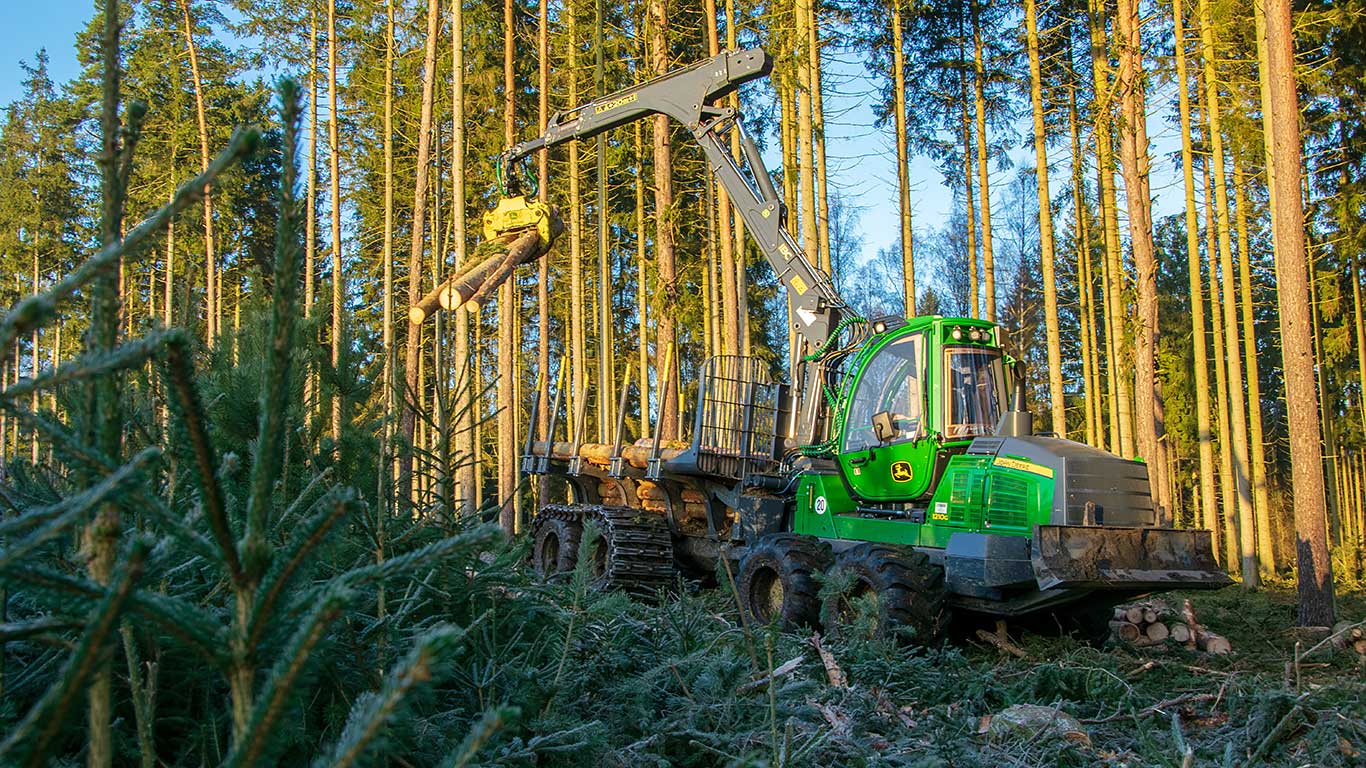 John Deere 1210G keväisessä metsässä