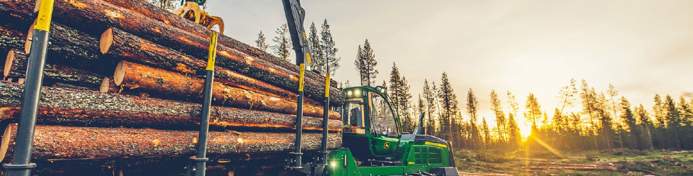 John Deere 1510G tekemässä kuormaa