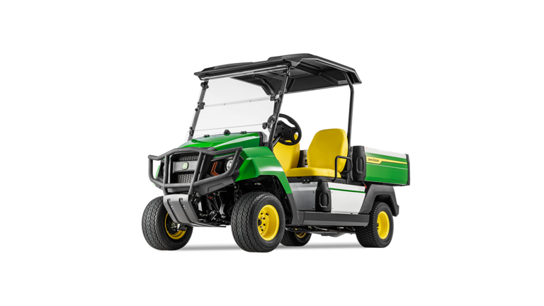 Kolmeneljäsosan etunäkymä bensiinikäyttöisestä John Deere Gator GS -lava-ajoneuvosta, jossa on kestävä puskuri ja tilava kuormalava.