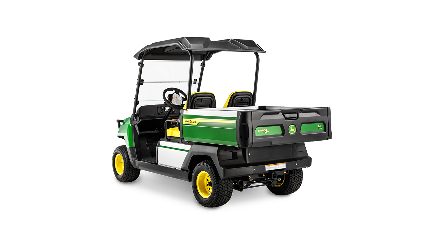 Takakulmanäkymä John Deere Gator GS -bensiinimallista, jossa näkyvät kuormalava, kaksi istuinta ja suojakatto.