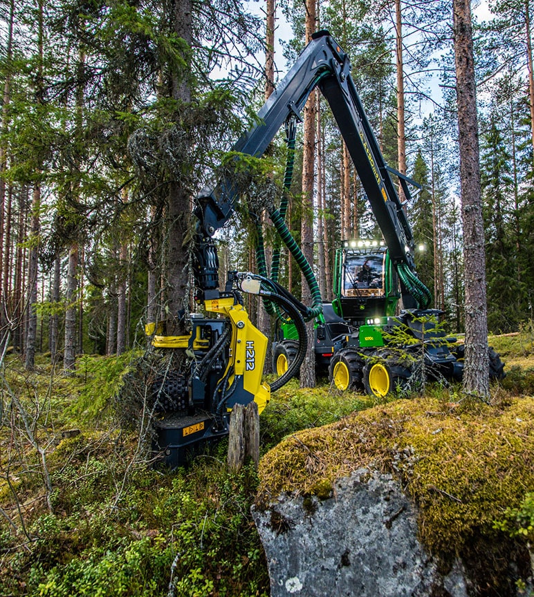 John Deere 1070G ja H212 metsässä