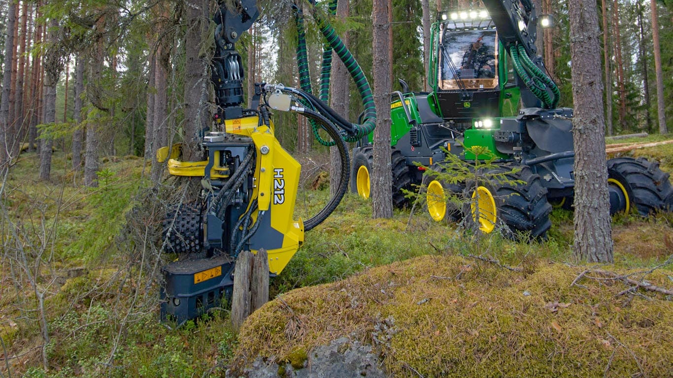 John Deere 1070G ja H212-harvesteripää