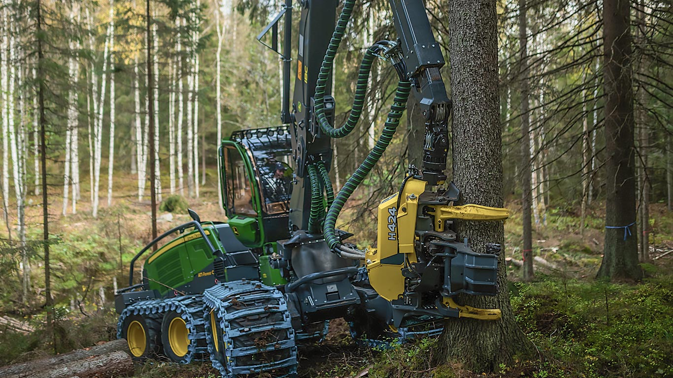 H424-harvesteripää pitää kiinni puusta