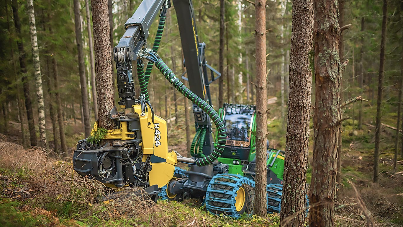 John Deere-harvesteripää H424 työssä