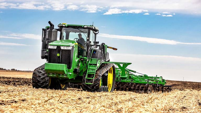 9-sarjan traktori l John Deere