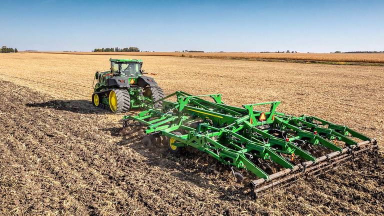 9-sarjan traktori l John Deere