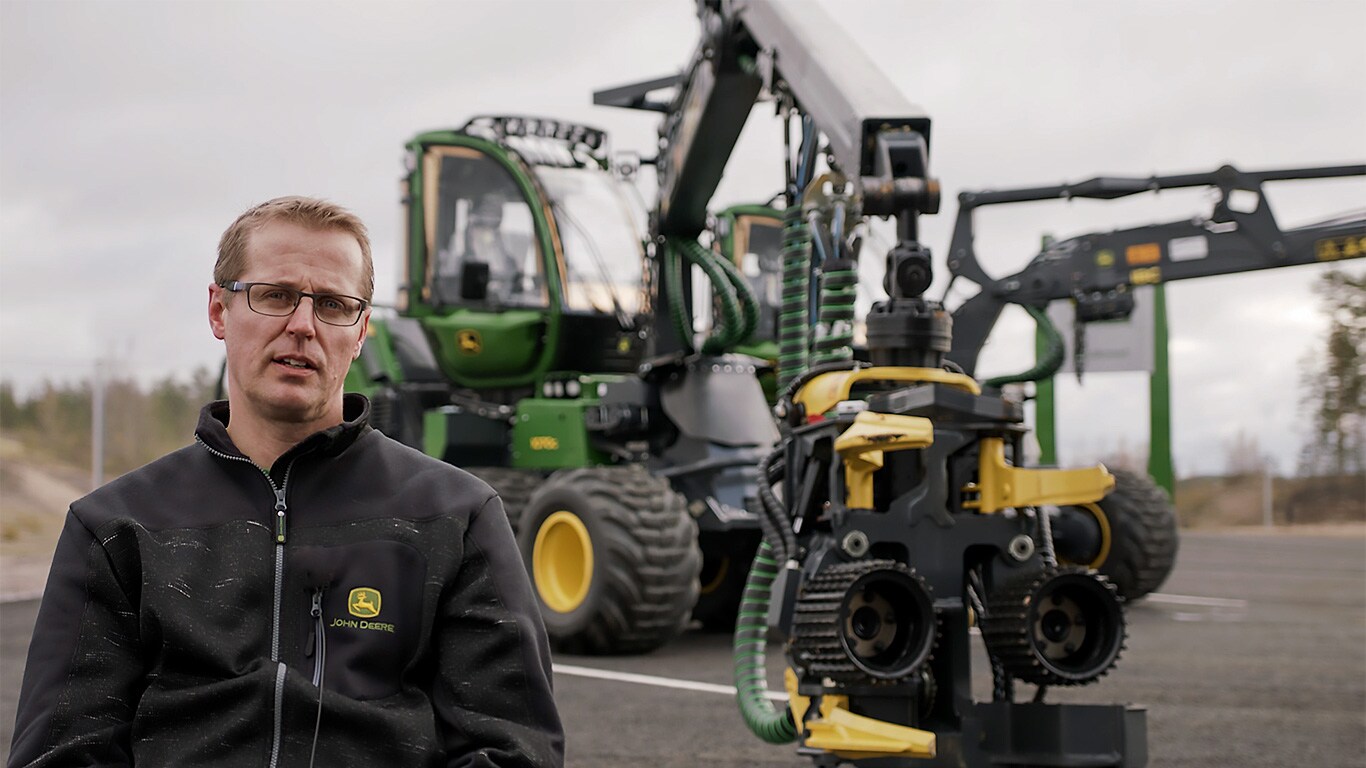 Janne Junnonen istuu 1070G-harvesterin edessä