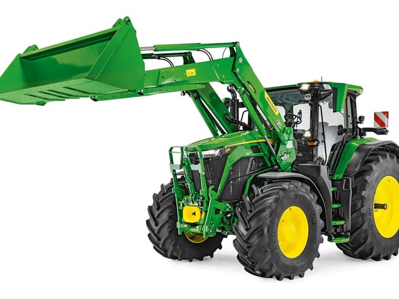 John Deere -traktori, jonka etukuormain on laskettu alas ja kauha kiinnitetty, rajattuna valkoisella taustalla.