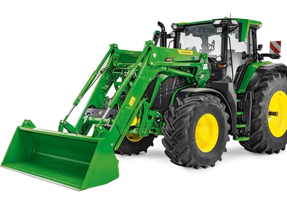 John Deere -traktori, jossa on pidennetty etukuormain ja kauha. Studiokuva, jossa korostetaan kuormaimen ulottuvuutta ja nostokorkeutta.
