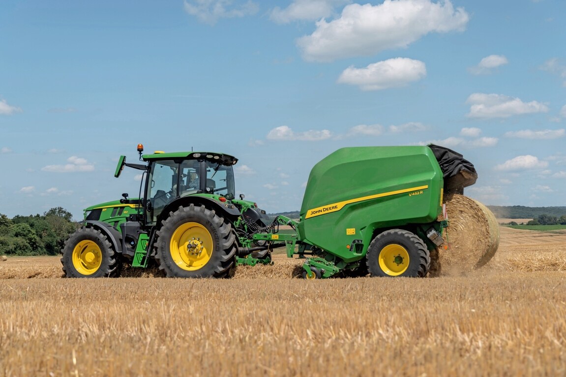 John Deere 6R 150 -traktorin vetämä John Deere V452R -paalain työntää ulos olkipaalin