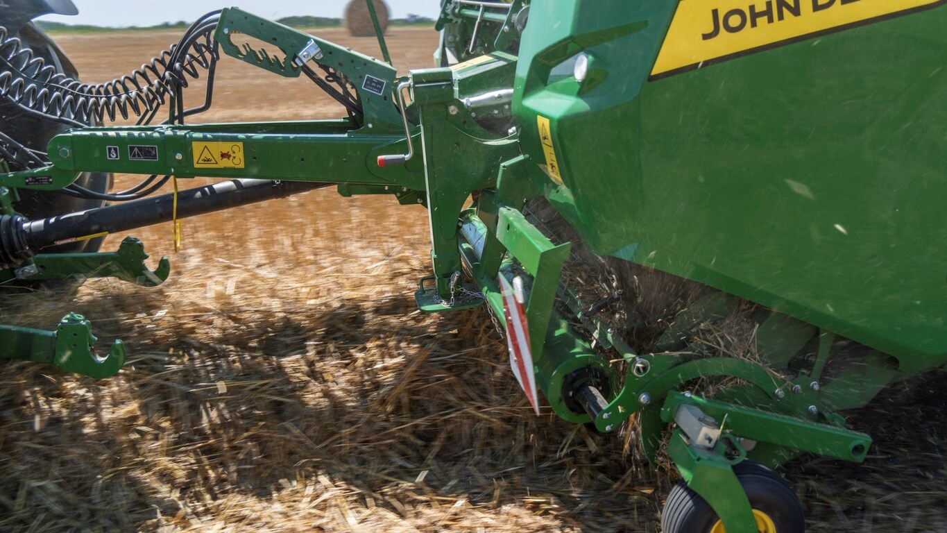 Suurikapasiteettinen John Deere VR -paalain noukkii valtavan olkikarhon