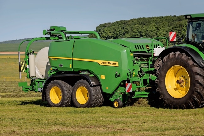 Käärivä John Deere C442R -paalain paalaa tiukkoja säilörehupaaleja