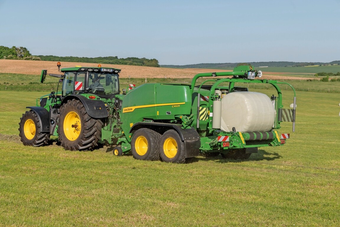 John Deere 6R 185 -traktorin vetämä käärivä John Deere C442R -paalain paalaa tiukkoja säilörehupaaleja