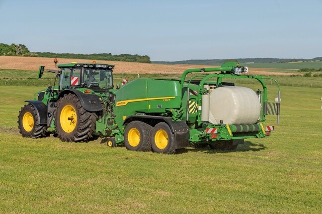 John Deere 6R 185 -traktorin vetämä käärivä John Deere C442R -paalain paalaa tiukkoja säilörehupaaleja