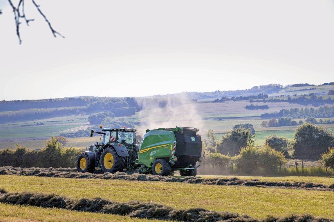 John Deere 6R 185 -traktorin vetämä John Deere V462R paalaa heinää